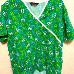 Love this st patrick’s Day scrub top 🍀
